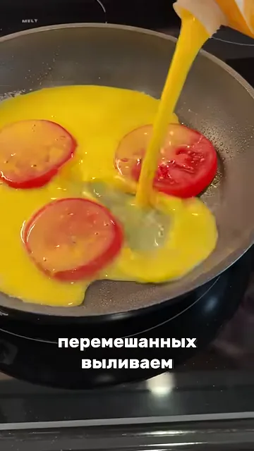 Шаг 3: Два яйца перемешиваем и выливаем на лаваш