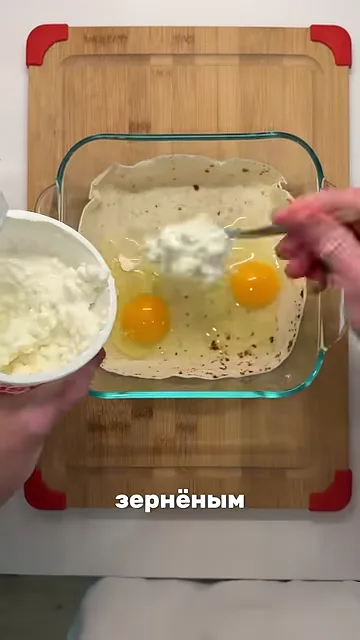 Шаг 11: Кладём два яйца с творогом