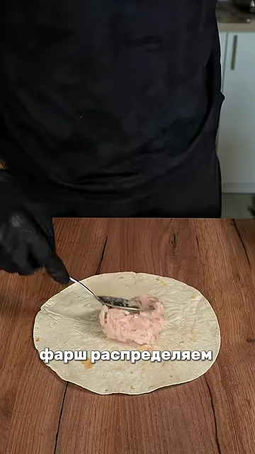 Лаваш с фаршем, помидором и сыром