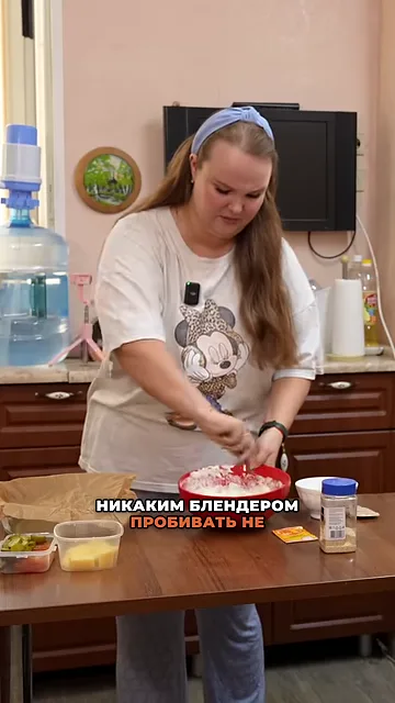 Шаг 4: По очереди укладывать фарш, помидоры, огурцы и сыр тонкими слайсами