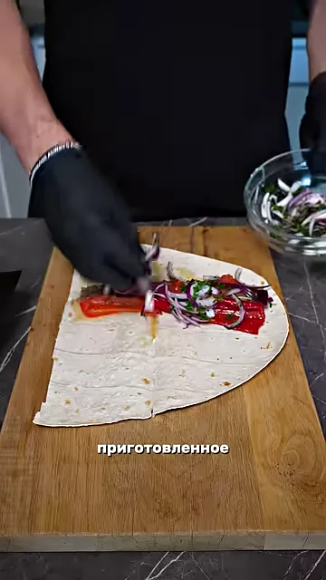Шаг 6: В лаваш положить всё приготовленное и свернуть