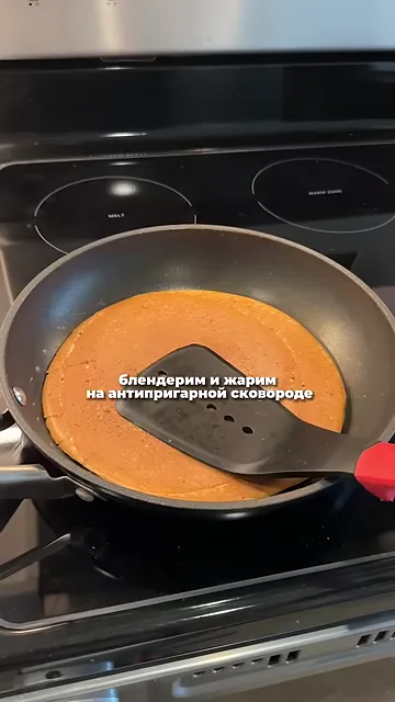 Шаг 2: Жарить коржи на антипригарной сковороде, промазывая их белковой смесью из йогурта и протеина
