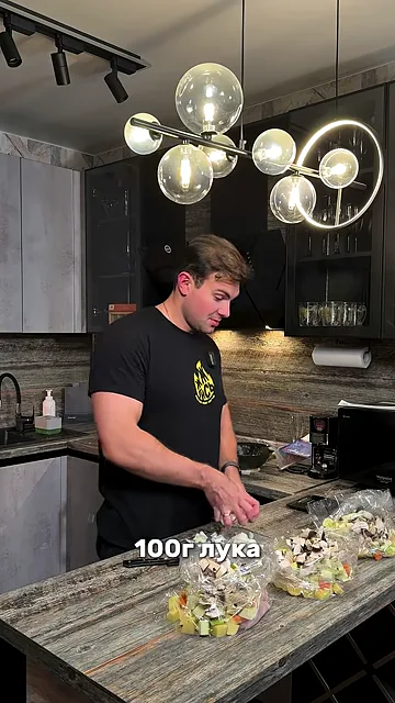 Шаг 5: Смешать куриную грудку, картофель, морковь, лук, кабачок и грибы