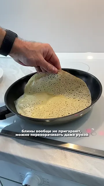 Шаг 3: Жарить блины на среднем огне
