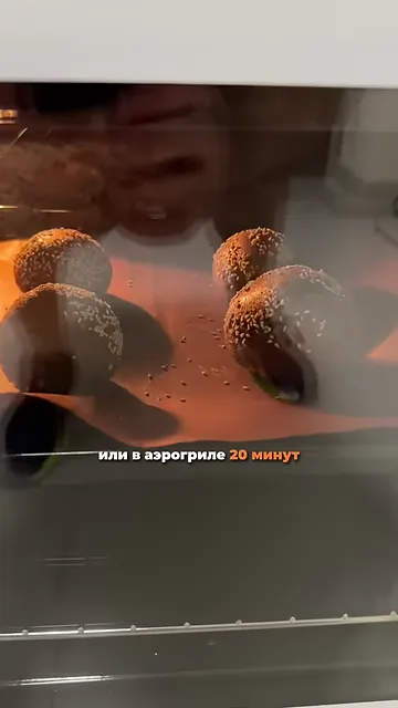 Шаг 4: на лепёшке посыпаю кунжу, 200° в духовке или в аэрогриле 20 минут