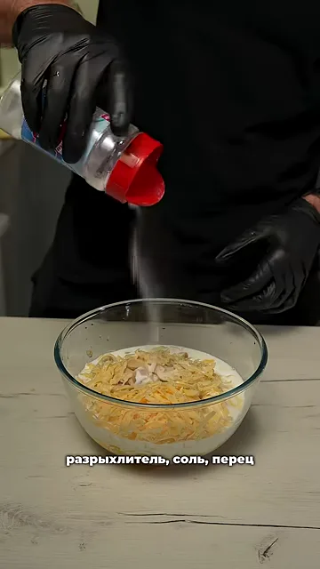 Куриный пирог с грибами и сыром