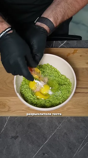Шаг 2: Добавить яйца, соль, перец, чеснок, разрыхлитель теста и муку