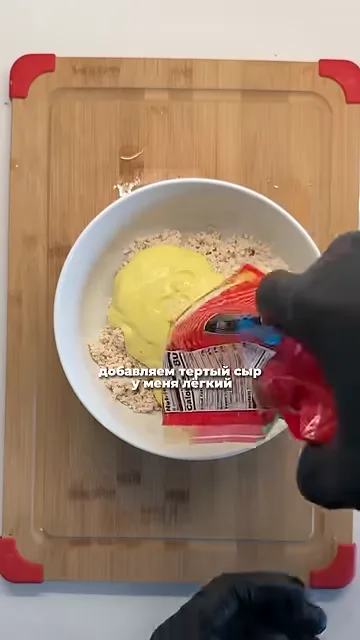 Шаг 3: Смешать курицу и майонез: добавить куриное филе, тёртый сыр и чеснок в майонез, хорошо перемешать
