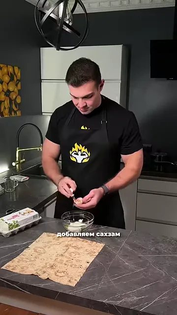 Рулет из лаваша с творогом, ягодами и желтком