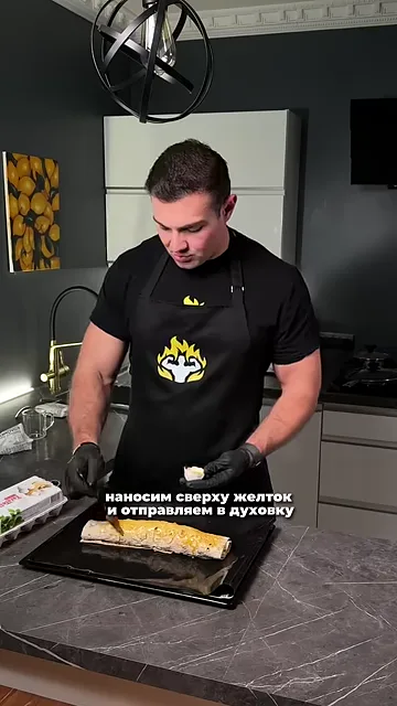 Шаг 4: Свернуть рулет и нанести сверху яичный желток