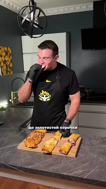 Шаг 3: Свернуть рулет и отправить в духовку до золотистой корочки