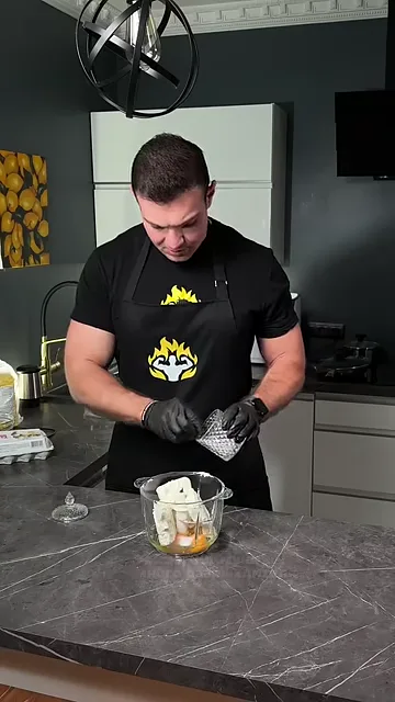 Рулет из творожного теста с яблоком и корицей