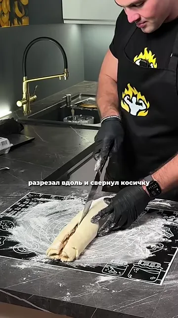 Шаг 3: Свернуть рулет, разрезать вдоль и свернуть в косичку