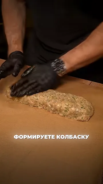 Шаг 3: Формировать колбаску из массы и закручивать края