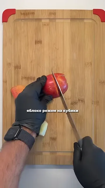 Шаг 2: Яблоко нарезать кубиками и посыпать корицей