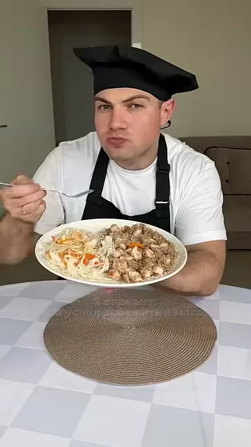 Гречневые хлопья с куриной грудкой и квашеной капустой