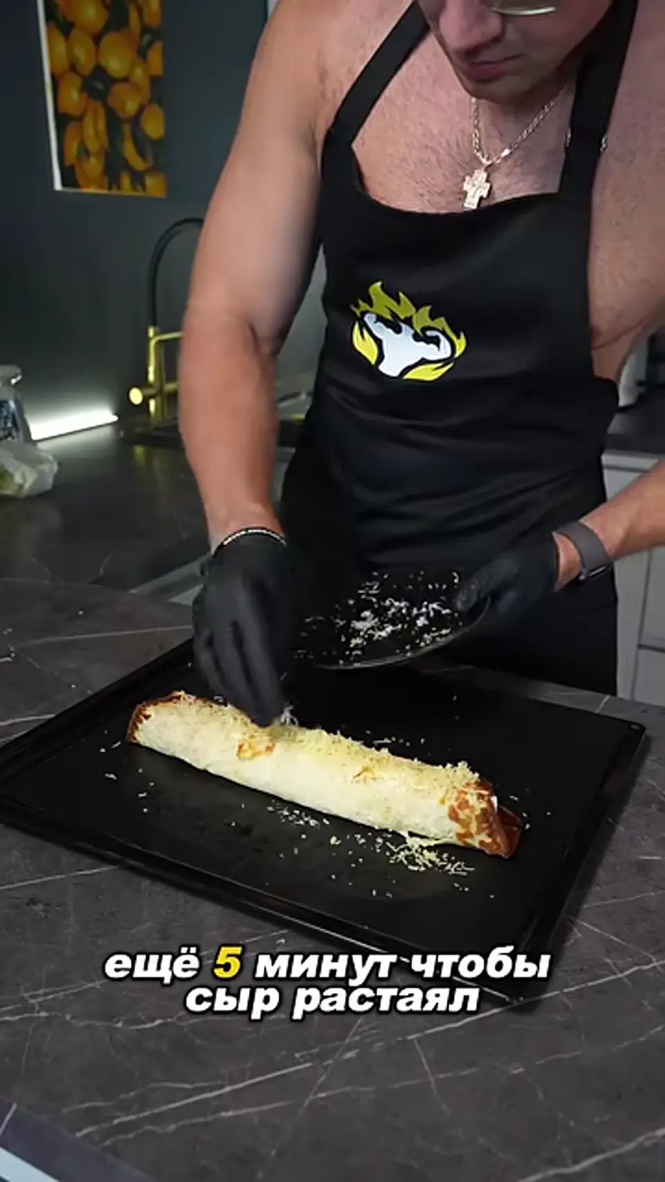 Шаг 10: посыпать рулет сыром сверху