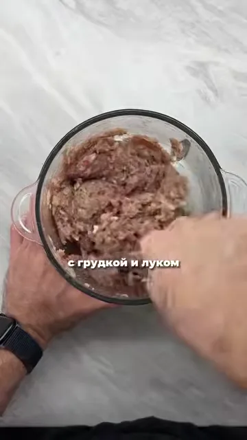 Шаг 2: приготовить начинку из говядины, лука и других ингредиентов