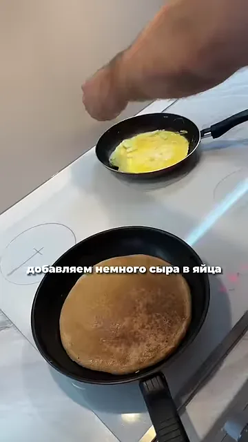 Шаг 3: Добавить немного сыра в яйца и смешать