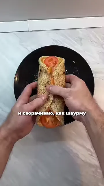 Шаг 5: Добавить мелко нарезанный помидор и свернуть как шаурму