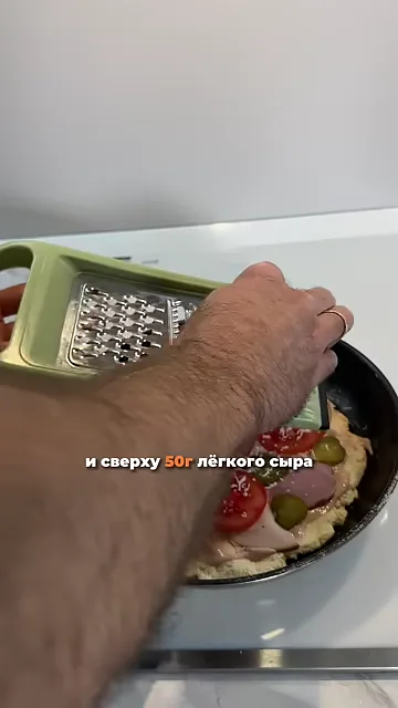 Шаг 5: Распределить начинку на основе и сверху положить 50 г лёгкого сыра