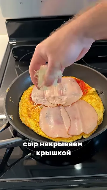 Шаг 5: Сверха колбаска, сыр накрываем крышкой