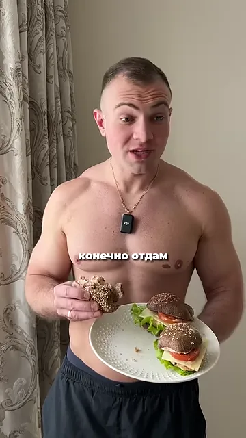 Шаг 8: Собрать бургер: салат, котлета, сыр, огурец, лук и соус на булочке с кунжутом