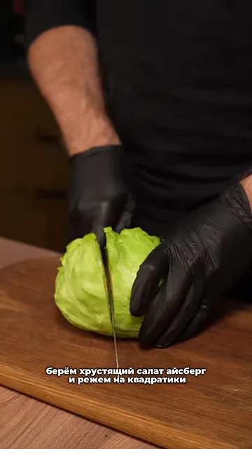 Салат с овощами, авокадо, тунцом и кукурузой