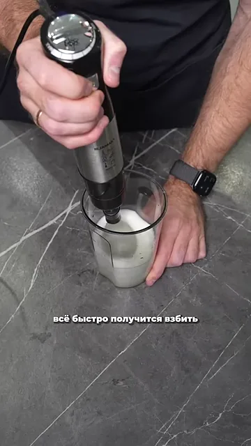 Шаг 2: Добавить сахар заменитель и соль к желткам, взбить