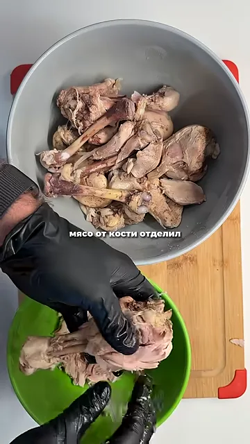 Шаг 2: Сварить мясо от кости, отделить бульон