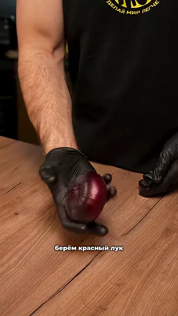 Свежий салат с огурцом и луком