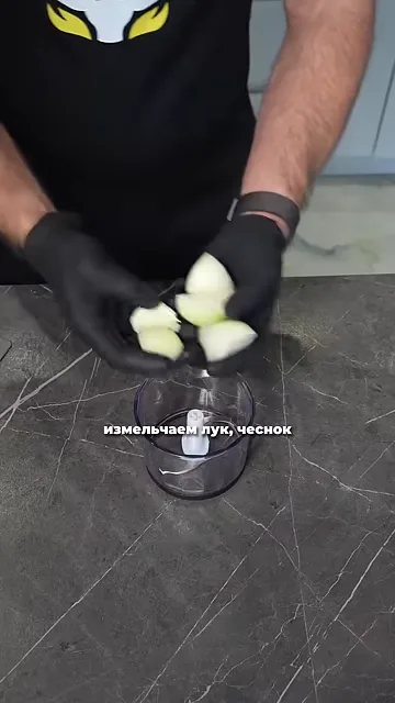 Шаг 4: Измельчаем лук и чеснок