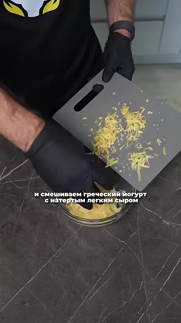 Шаг 9: Добавляем немного соли и специй, делаем шапку для стейков