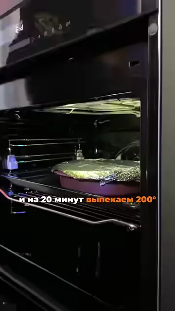 Шаг 3: Измельчить в блендере и добавить три отварных яйца