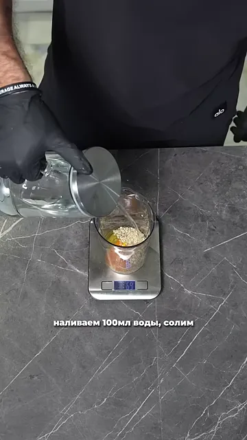 Шаг 2: Добавить воду, соль и сахарозаменитель, затем специи