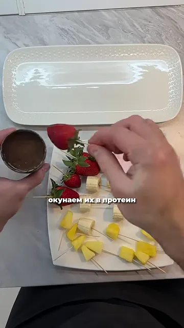 Шаг 8: Окунуть фрукты и ягоды в глазурь и выложить на тарелку