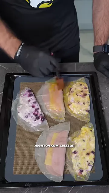 Шаг 4: Смазать желточком