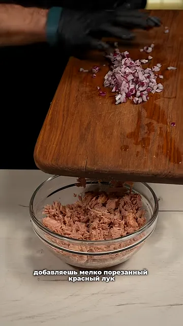 Роллы с тунцом, луком, огурцами и авокадо