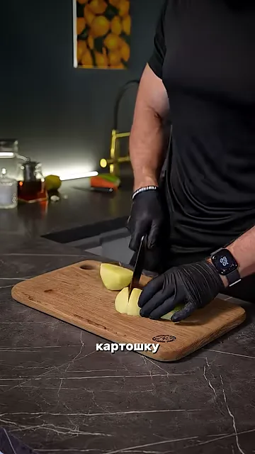 Шаг 2: Режем крупно овощи: картошку, кабачки, морковку
