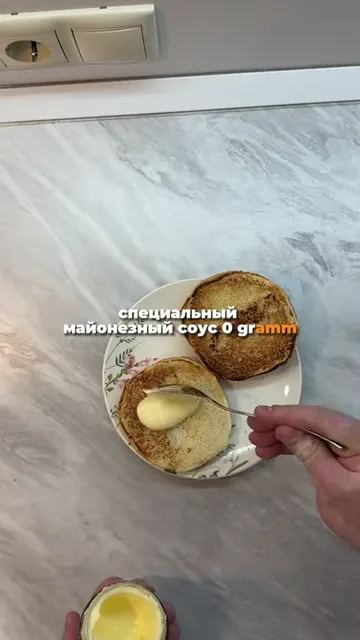 Шаг 8: Наносим майонезный соус на булочку с кунжутом