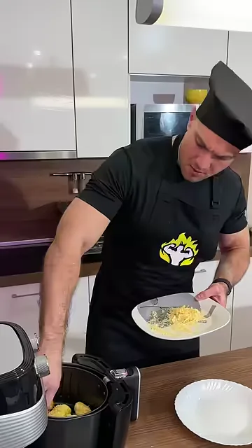 Шаг 6: Натереть лёгкий сыр и посыпать палочки