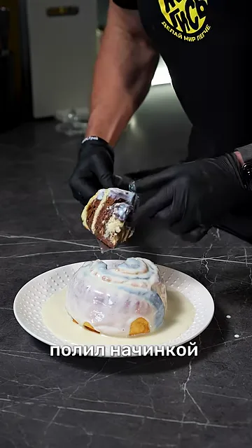 Шаг 11: Поливаем пышный круассан начинкой и кайфуем