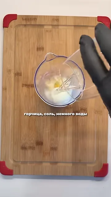 Шаг 2: Приготовить соус из чеснока, лимонного сока, горчицы, соли и воды
