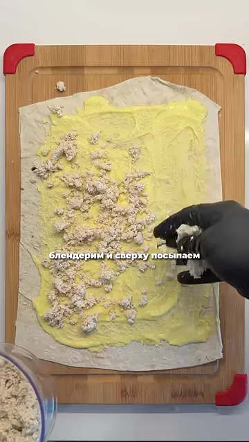 Шаг 5: Смешать курицу с соусом и нанести на лаваш