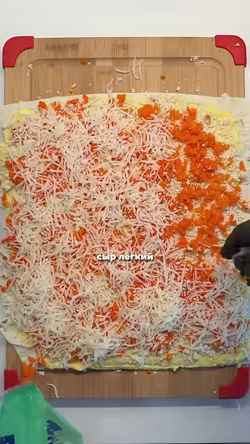 Шаг 2: Нарезать морковку на тёрке и сварить в микроволновке
