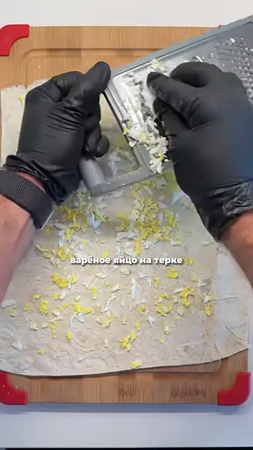 Шаг 3: Смешать рыбу, морковку и сыр на лаваше