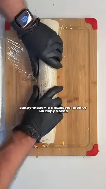 Шаг 4: Закрутить рулет и укрепить пищевой плёнкой на пару часов