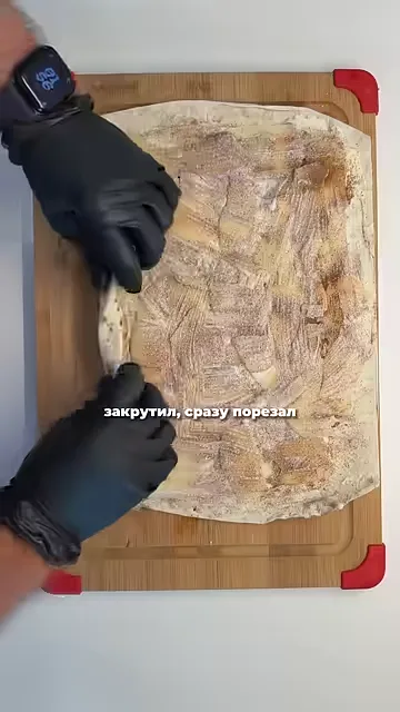 Шаг 3: Нанести смесь на лаваш и закрутить рулет