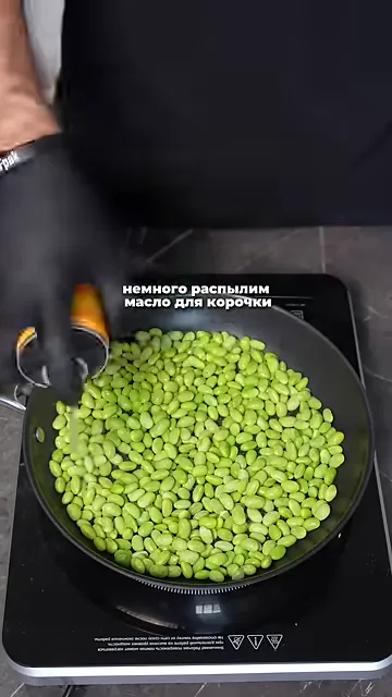 Шаг 2: Немного распылим масла для корочки