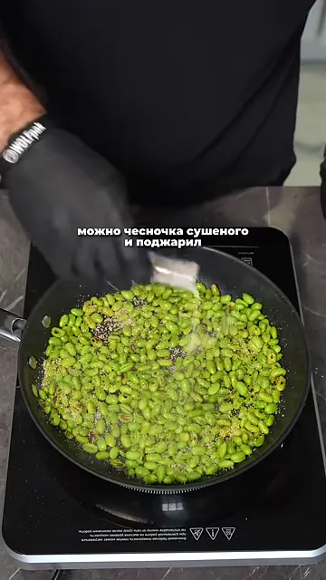 Шаг 4: Добавить соли. Можно чесночка сушёного и поджарить